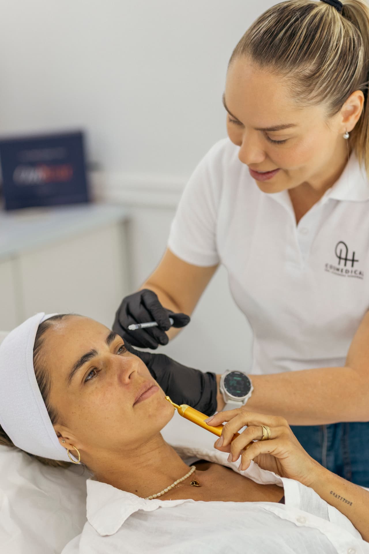 Dra. Alexandra Hernández aplicando toxina botulínica a una paciente en Cosmedical Escazú