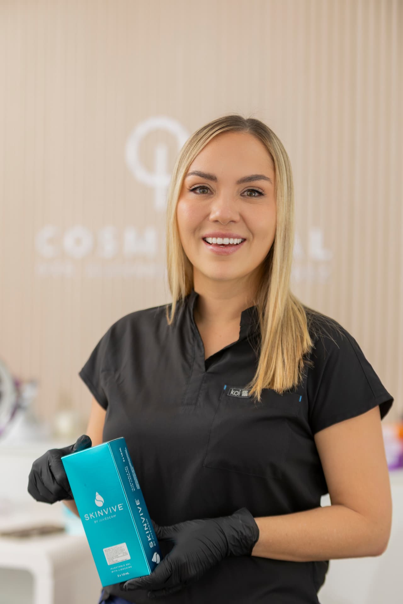 Dra. Alexandra Hernández con SKINVIVE by Juvéderm en Cosmedical