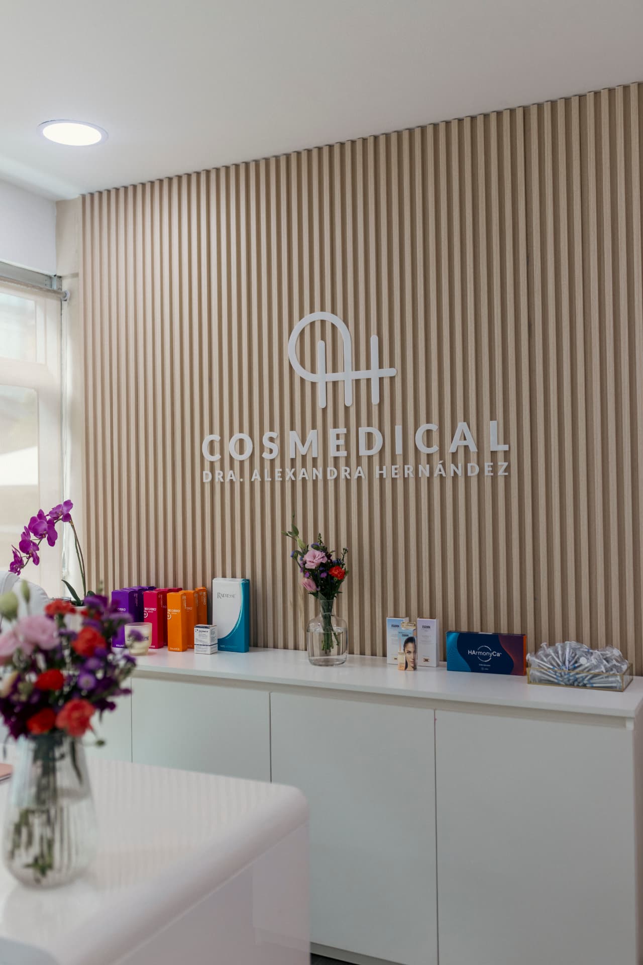 Recepción de Cosmedical, clínica de la Dra. Alexandra Hernández en Escazú